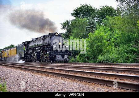 Winfield, Illinois, USA. La plus grande locomotive à vapeur jamais construite, la Union Pacific Railroad 'Big Boy' roaring le long de près de Winfield, l'Illinois. Banque D'Images