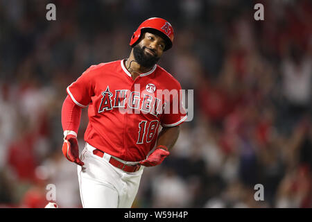 Anaheim, Californie, USA. 25 juillet 2019 : le voltigeur des Angels de Los Angeles Brian Goodwin (18) sourit avec un geste à la première comme il l'entraîneur de tours les bases après son homer pendant le jeu entre les Orioles de Baltimore et les Los Angeles Angels of Anaheim au Angel Stadium à Anaheim, CA, (photo de Peter Renner and Co, Cal Sport Media) Credit : Cal Sport Media/Alamy Live News Banque D'Images