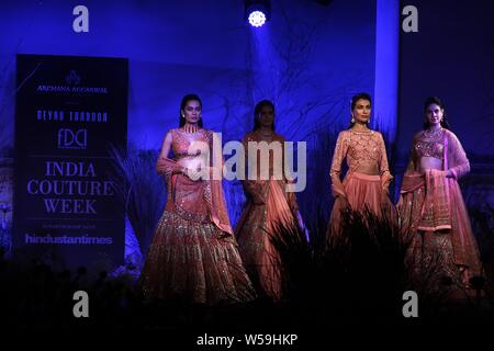 New Delhi, Inde. 26 juillet, 2019. Marcher sur des modèles de rampe durant la semaine de l'Inde couture - 2019. Credit : Jyoti Kapoor/Pacific Press/Alamy Live News Banque D'Images