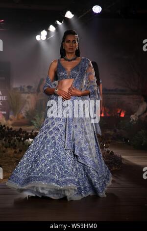 New Delhi, Inde. 26 juillet, 2019. Marcher sur des modèles de rampe durant la semaine de l'Inde couture - 2019. Credit : Jyoti Kapoor/Pacific Press/Alamy Live News Banque D'Images