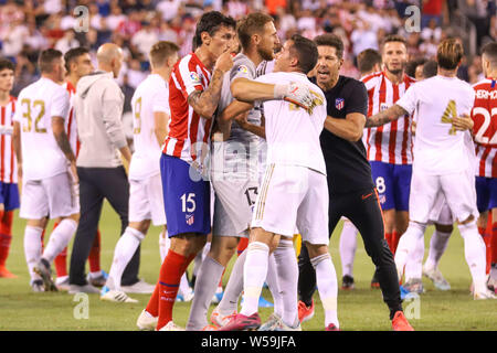 Le 26 juillet 2019, à l'Est Runtherford, New Jersey, United States : le Real Madrid se¡zquez Lucas et l'Atletico Madrid's Stefan SaviÄ‡ discuter au cours de l'International Champions Cup match au stade MetLife à East Rutherford dans le United States vendredi soir. Crédit : William Volcov/ZUMA/Alamy Fil Live News Banque D'Images