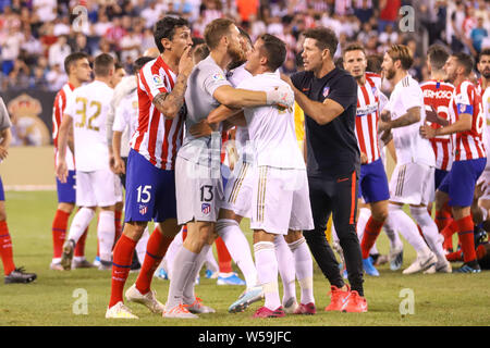 Le 26 juillet 2019, à l'Est Runtherford, New Jersey, United States : le Real Madrid se¡zquez Lucas et l'Atletico Madrid's Stefan SaviÄ‡ discuter au cours de l'International Champions Cup match au stade MetLife à East Rutherford dans le United States vendredi soir. Crédit : William Volcov/ZUMA/Alamy Fil Live News Banque D'Images