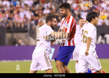 Le 26 juillet 2019, à l'Est Runtherford, New Jersey, United States : Daniel Carvajal du Real Madrid et Diego Costa de l'Atletico Madrid discuter au cours de l'International Champions Cup match au stade MetLife à East Rutherford dans le United States vendredi soir. Crédit : William Volcov/ZUMA/Alamy Fil Live News Banque D'Images