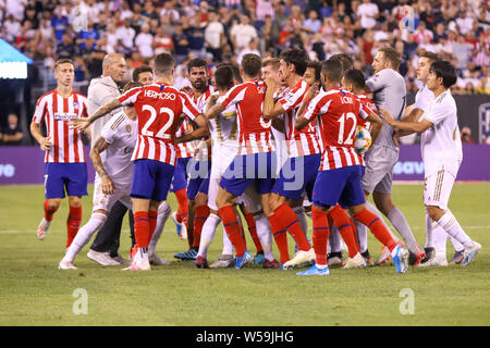 Le 26 juillet 2019, à l'Est Runtherford, New Jersey, United States : Daniel Carvajal du Real Madrid et Diego Costa de l'Atletico Madrid discuter au cours de l'International Champions Cup match au stade MetLife à East Rutherford dans le United States vendredi soir. Crédit : William Volcov/ZUMA/Alamy Fil Live News Banque D'Images