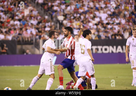 Le 26 juillet 2019, à l'Est Runtherford, New Jersey, United States : Daniel Carvajal du Real Madrid et Diego Costa de l'Atletico Madrid discuter au cours de l'International Champions Cup match au stade MetLife à East Rutherford dans le United States vendredi soir. Crédit : William Volcov/ZUMA/Alamy Fil Live News Banque D'Images