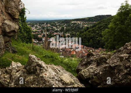 Donnant sur la pittoresque ville alsacienne de Thann, France, y compris l'Église médiévale Saint Theobald, des ruines de l'Engelbourg Château. Banque D'Images
