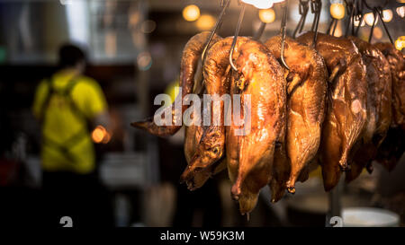 Magasin d'alimentation local traditionnel chinois vente des aliments. Vue rapprochée d'une viande de canard rôti au restaurant asiatique. Vendeur du kiosque de canard la pendaison. Banque D'Images