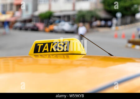 Enseigne sur le toit du taxi. Taxi en attente dans la rue. Yellow Cab en Turquie. Banque D'Images