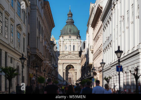 À touristiques bondées Zrinyi Utca avec Saint Stephen's Basilica à Budapest, Hongrie Banque D'Images