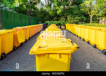 Trop plein de gros débris wheelie poubelles pour déchets, recyclage et déchets de jardin Banque D'Images