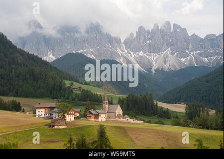 20.06.2019, St. Magdalena, Villnoess, Trentino-Alto, Tyrol du Sud, Italie, Europe - Le Parc Naturel de la vallée avec Villnoess Dolomites. Banque D'Images