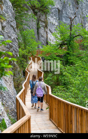 Filles sur le chemin d'accès à Horma Canyon dans le Parc National des Montagnes de Kure Kure, Gora Milli Parki, Kastamonu/Turquie Banque D'Images