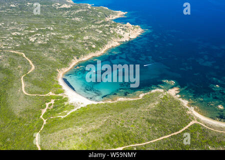 Vue de dessus, superbe vue aérienne d'une belle plage baignée par une mer turquoise. Spiaggia del Principe, la Costa Smeralda (Côte d'Émeraude) Banque D'Images