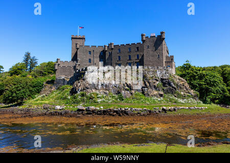 Château de Dunvegan, siège du clan écossais McLeod, Dunvegan, Isle of Skye, Hébrides intérieures, Loch Dunvegan, Ecosse, Royaume-Uni Banque D'Images