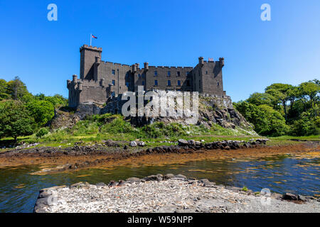 Château de Dunvegan, siège du clan écossais McLeod, Dunvegan, Isle of Skye, Hébrides intérieures, Loch Dunvegan, Ecosse, Royaume-Uni Banque D'Images