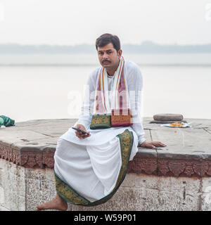 Un dévot hindou assis par le Gange à Varanasi, Inde. Banque D'Images