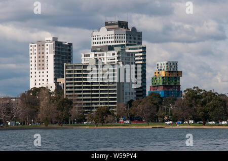 St Kilda Road bâtiments vus à travers Lac d'Albert Park, Melbourne, Australie Banque D'Images