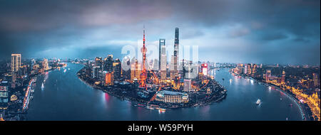 Shanghai skyline at night Banque D'Images
