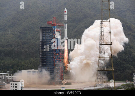 (190727) -- BEIJING, 27 juillet 2019 (Xinhua) -- une longue marche-2C lancée portant un groupe de nouveaux satellites de télédétection de la décolle du centre de lancement de Xichang Xichang, dans le sud-ouest de la province chinoise du Sichuan, le 26 juillet 2019. Les satellites, appartenant à la famille Yaogan-30, sont entrés dans l'orbite prévue et sera utilisé pour la détection de l'environnement électromagnétique et des essais techniques. (Photo de Liang Keyan/Xinhua) Banque D'Images