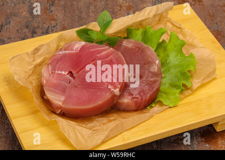 Raw tuna steak ronde prêt pour grill Banque D'Images