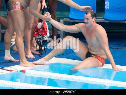 Gwangju, Corée du Sud. 27 juillet, 2019. Championnat du monde de natation : jeu de water-polo pour placer 7, Allemagne - Grèce : Marko Stamm (l) et Julian du vrai après le match. L'Allemagne a perdu 6:11. Crédit : Bernd Thissen/dpa/Alamy Live News Banque D'Images