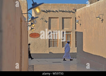 AL WAKRAH (Qatar) - 5 février 2016 : deux hommes dont un vieux Wakrah au Qatar souq. Prise à la fin d'un après-midi d'hiver Banque D'Images