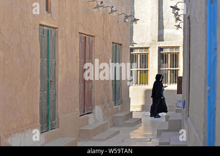 AL WAKRAH (Qatar) - 5 février 2016 : Une femme portant qatari abaya à Wakrah vieux souk. Prise à la fin d'un après-midi d'hiver Banque D'Images