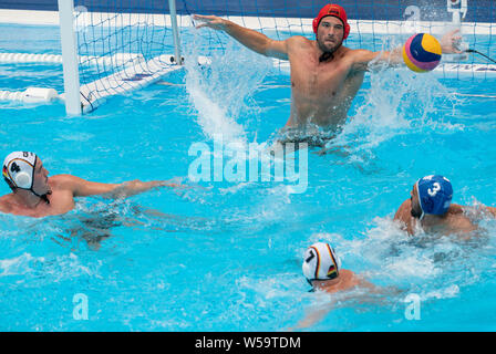 Gwangju, Corée du Sud. 27 juillet, 2019. Championnat du monde de natation : jeu de water-polo pour placer 7, Allemagne - Grèce : gardien Moritz Schenkel défend la balle. L'Allemagne a perdu 6:11. Crédit : Bernd Thissen/dpa/Alamy Live News Banque D'Images