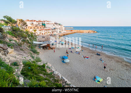 Vue sur la plage, Roc de Sant Gaietà, village typique, Roda de Berà, Catalogne, Espagne Banque D'Images