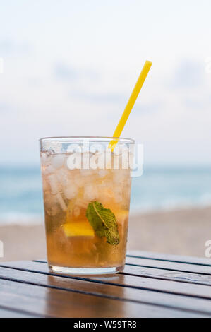 Mojito cocktail froid sur une table en bois sur la plage Banque D'Images