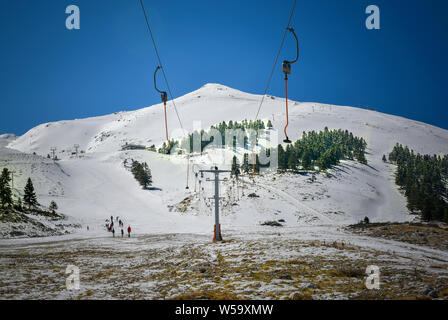 L'un des sommets du Mont Helmos sous un ciel bleu clair. La ville de Kalavryta, Péloponnèse. La Grèce. Banque D'Images