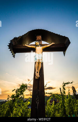 Christian croix en bois avec la figure de Jésus Christ sur le vignoble de la Slovénie - Autriche frontière près de célèbre destination touristique de la route en forme de coeur. Banque D'Images