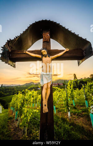 Christian croix en bois avec la figure de Jésus Christ à vignes en Slovénie - Autriche frontière près de célèbre destination touristique de la route en forme de coeur. Banque D'Images