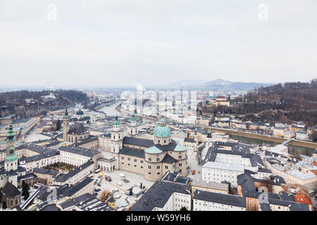 La vue sur la vieille ville de Salzbourg. Dans l'avant-plan, la cathédrale de Salzbourg, une cathédrale catholique romaine construite dans un style baroque. Banque D'Images