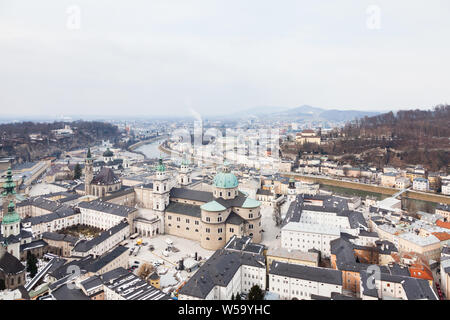 La vue sur la vieille ville de Salzbourg. Dans l'avant-plan, la cathédrale de Salzbourg, une cathédrale catholique romaine construite dans un style baroque. Banque D'Images