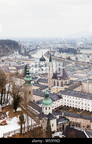 La vue sur la vieille ville de Salzbourg en Autriche. Au premier plan est l'église des Franciscains. Banque D'Images