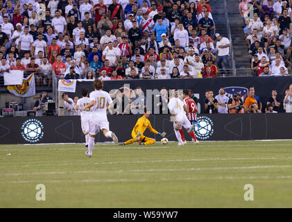 East Rutherford, NJ - 26 juillet 2019 - Thibaut Courtois (13) du Real Madrid enregistre au cours de match contre l'Atletico Madrid dans le cadre du tournoi de la CPI au stade Metlife Atletico a gagné 7 - 3 Banque D'Images