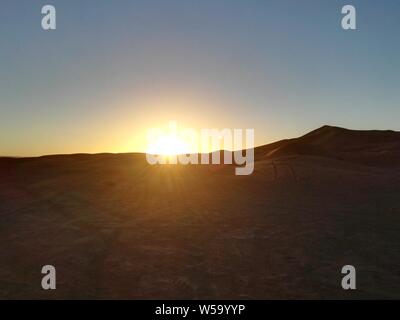 Lever de soleil à Marzouga, Sahara Marocain Banque D'Images