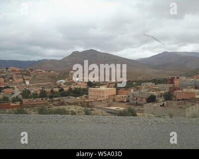 Un petit village au milieu des montagnes au Maroc. Banque D'Images