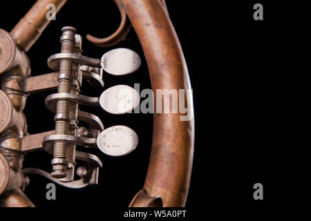 Les tuyaux de bronze, soupape, les principaux éléments mécaniques cor sur noir fond isolé. Bon modèle, instrument de musique d'invite. Banque D'Images