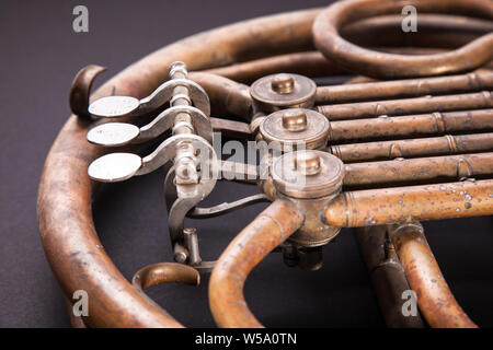 Les tuyaux de bronze, soupape, les principaux éléments mécaniques cor sur fond noir. Bon modèle, instrument de musique d'invite. Banque D'Images