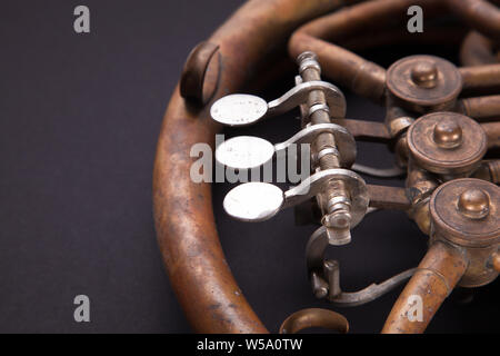 Les tuyaux de bronze, soupape, les principaux éléments mécaniques cor sur fond noir. Bon modèle, instrument de musique d'invite. Banque D'Images