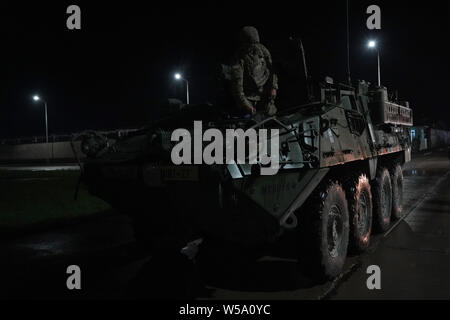 Soldat de l'armée américaine, affecté à l'Escadron 2d, 2 régiment de cavalerie, sort du véhicule pour continuer la préparation de la tactique lors de l'Agile Esprit 19 mars à Senaki Air Base à Senaki, Géorgie, le 26 juillet 2019. Comme19 est un exercice mené entre les Forces de défense géorgien de l'armée américaine et l'Europe, destiné à soutenir la coopération en matière de sécurité et de formation de théâtre entre les alliés et le partenariat 14 nations participantes. L'exercice a pour but d'améliorer l'état de préparation interarmées et multinationales, l'interopérabilité, la mobilité et la posture de combat de forces crédibles à travers le théâtre européen sp Banque D'Images