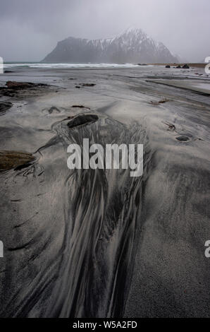 Scène d'hiver orageux sur Skagsanden beach dans les Lofoten, Norvège Banque D'Images