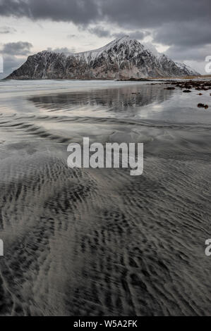 Scène d'hiver orageux sur Skagsanden beach dans les Lofoten, Norvège Banque D'Images