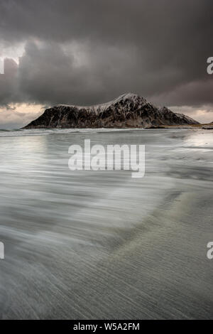 Scène d'hiver orageux sur Skagsanden beach dans les Lofoten, Norvège Banque D'Images