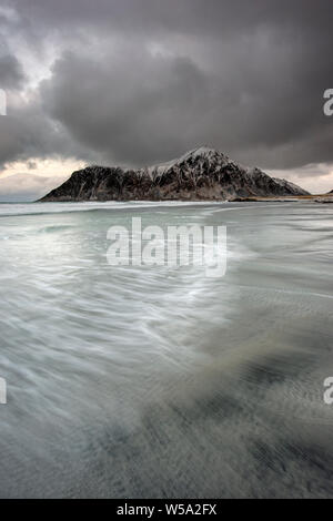 Scène d'hiver orageux sur Skagsanden beach dans les Lofoten, Norvège Banque D'Images