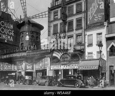 Au début du xxe siècle une photographie noir et blanc montrant le Moulin Rouge à Paris, France. Affiche également le cinéma Moulin Rouge et les voitures de l'époque. Banque D'Images