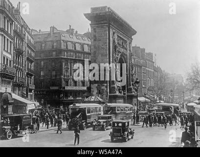 Au début du xxe siècle une photographie noir et blanc montrant la rue Saint-Denis et le boulevard Saint-Denis à Paris, France. Dans l'image centrale est la Porte Saint-Denis. De nombreuses voitures et bus de l'époque peut être vu, et beaucoup de gens dans une scène mouvementée. Banque D'Images