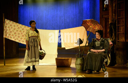 Amara Okereke (gauche) comme Laurey Williams et Josie Lawrence comme tante Eller en Oklahoma !, Festival de Théâtre de Chichester, West Sussex, UK. 19 juillet 2019. Banque D'Images